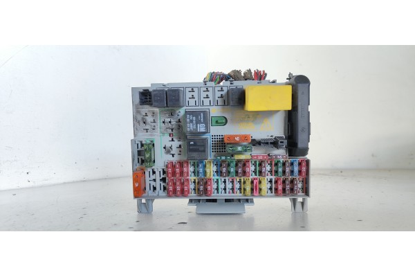 Recambio de caja reles / fusibles para opel zafira a 1.6 16v referencia OEM IAM 90589965  