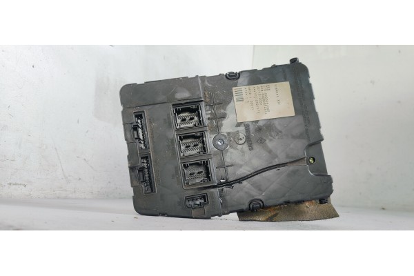Recambio de caja reles / fusibles para renault megane ii berlina 5p 1.5 dci diesel referencia OEM IAM 8200233451A  