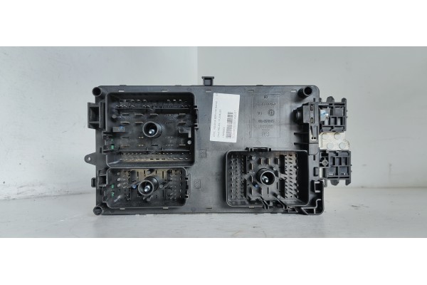 Recambio de caja reles / fusibles para opel insignia berlina edition referencia OEM IAM 13255300  