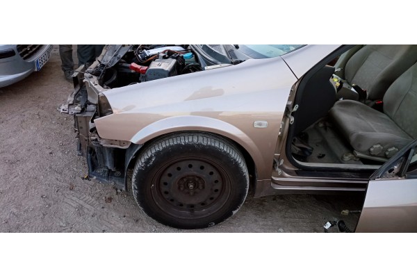 Recambio de aleta delantera izquierda para nissan primera berlina (p12) line up referencia OEM IAM   