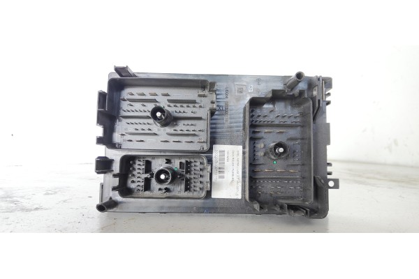 Recambio de caja reles / fusibles para opel astra j lim. 1.7 16v cdti referencia OEM IAM 13318782  