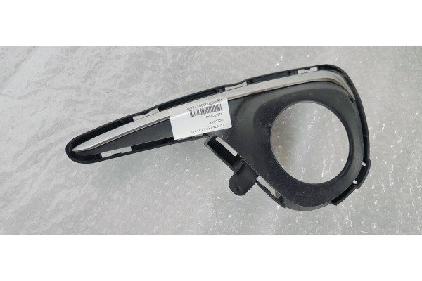 Recambio de moldura para toyota yaris 1.5 i 112 referencia OEM IAM 520400D040  