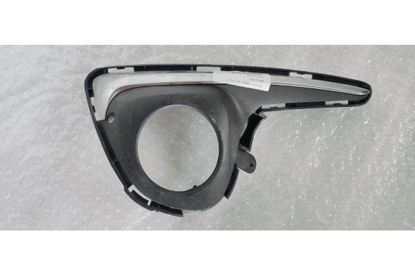 Recambio de moldura para toyota yaris 1.5 i 112 referencia OEM IAM 520300D040  