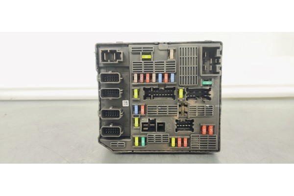 Recambio de caja reles / fusibles para renault scenic iii 1.9 dci 130 referencia OEM IAM 284B62342R  