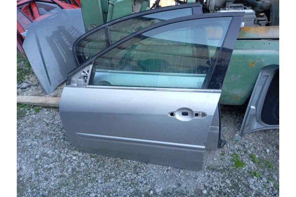Recambio de puerta delantera izquierda para renault laguna iii 2.0 dci referencia OEM IAM   