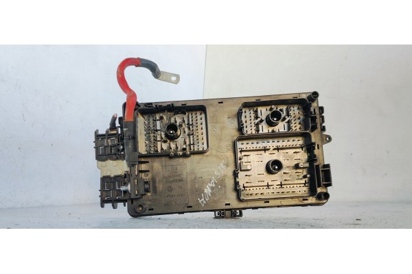 Recambio de caja reles / fusibles para opel insignia berlina 2.0cdti 130 fap referencia OEM IAM 13255300  