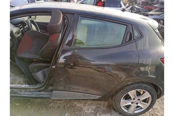 Recambio de puerta trasera izquierda para renault clio iv 1.2 referencia OEM IAM   