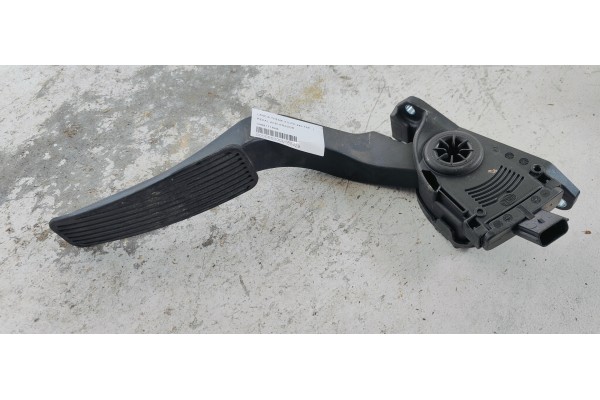Recambio de pedal acelerador para lancia thema 3.0jtd 240 fap referencia OEM IAM 04861716AB  