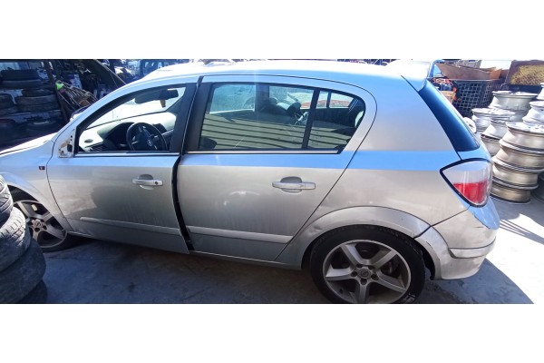 Recambio de puerta trasera izquierda para opel astra h berlina 1.9 cdti referencia OEM IAM   