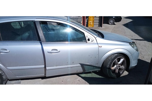 Recambio de puerta delantera derecha para opel astra h berlina 1.9 cdti referencia OEM IAM   