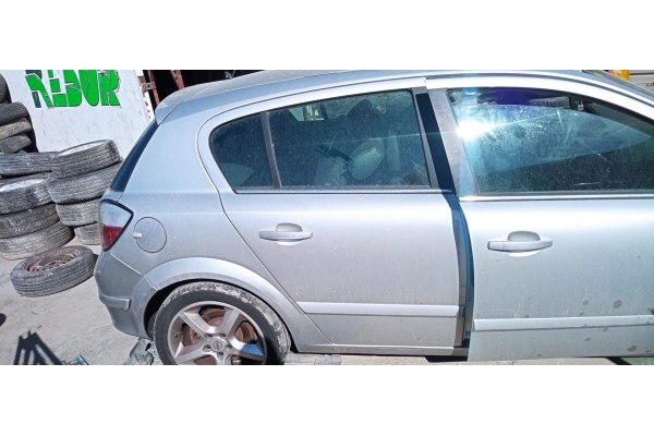 Recambio de puerta trasera derecha para opel astra h berlina 1.9 cdti referencia OEM IAM   