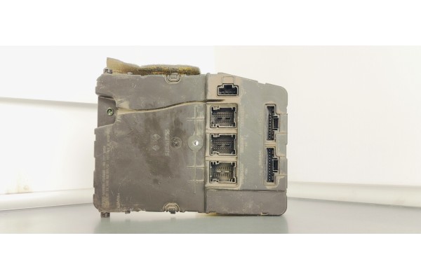 Recambio de caja reles / fusibles para renault scenic ii emotion referencia OEM IAM 8200309690  