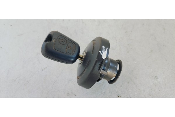 Recambio de tapon combustible para citroen xsara berlina 1.9 td sx referencia OEM IAM 024831  