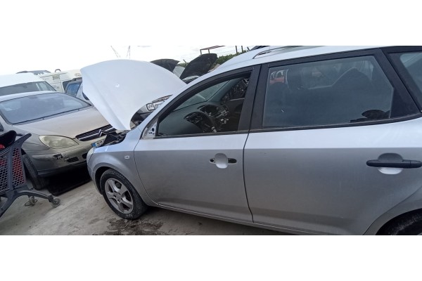 Recambio de puerta delantera izquierda para kia cee´d sporty wagon 1.6 crdi cat referencia OEM IAM   