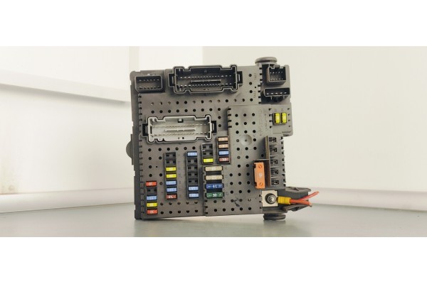 Recambio de caja reles / fusibles para volvo xc90 2.4 d5 163 4x4 referencia OEM IAM 12217799  