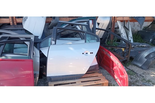 Recambio de puerta trasera izquierda para renault fluence 1.6 16v referencia OEM IAM   