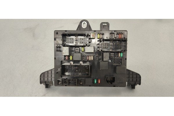 Recambio de caja reles / fusibles para opel zafira tourer 2.0 cdti 130 fap referencia OEM IAM 20957185  