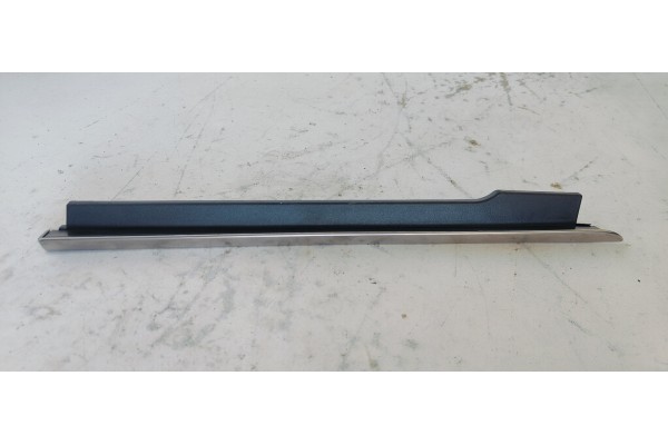 Recambio de moldura para peugeot 3008 allure pack referencia OEM IAM 9829578677  