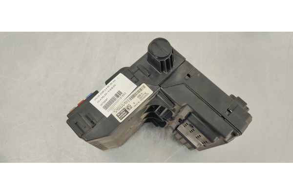 Recambio de caja reles / fusibles para volvo xc90 2.4 d5 163 4x4 referencia OEM IAM 30728357  