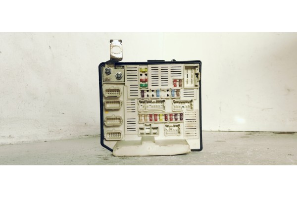 Recambio de caja reles / fusibles para renault scenic ii confort dynamique referencia OEM IAM 8200481866  