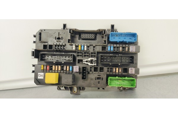 Recambio de caja reles / fusibles para opel zafira b edition ´´111 jahre´´ referencia OEM IAM 13206759  