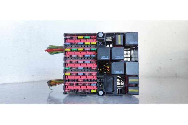 Recambio de caja reles / fusibles para ford fusion (cbk) newport referencia OEM IAM 6N1T14401ACD  