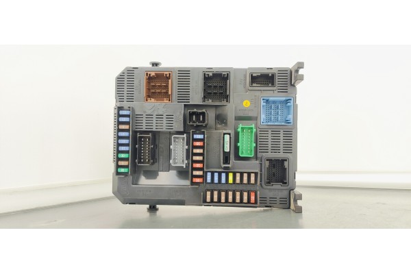 Recambio de caja reles / fusibles para peugeot 308 1.6hdi 92 fap referencia OEM IAM 9807054180  