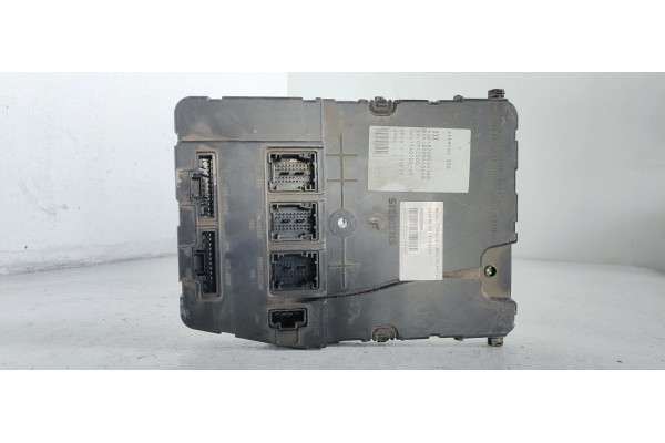 Recambio de caja reles / fusibles para renault megane ii berlina 3p 1.5 dci diesel referencia OEM IAM 8200525388  