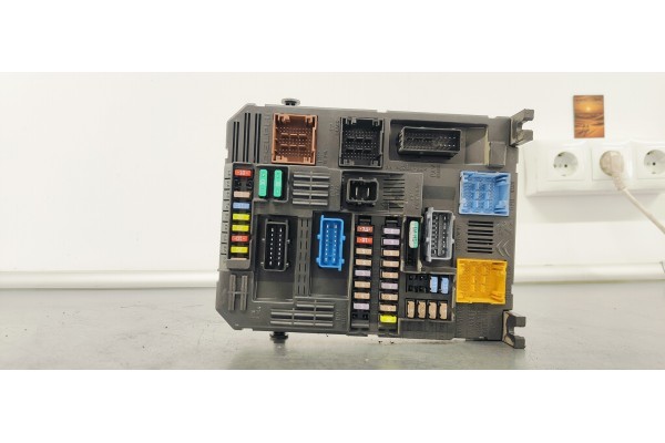 Recambio de caja reles / fusibles para peugeot 308 1.5 hdi 130 fap referencia OEM IAM 9819851480  