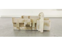 Recambio de caja reles / fusibles para toyota yaris 1.0 i 68 referencia OEM IAM 8273052F80  