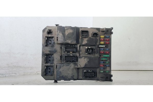 Recambio de caja reles / fusibles para peugeot 307 (s1) xs referencia OEM IAM 9651196780A  