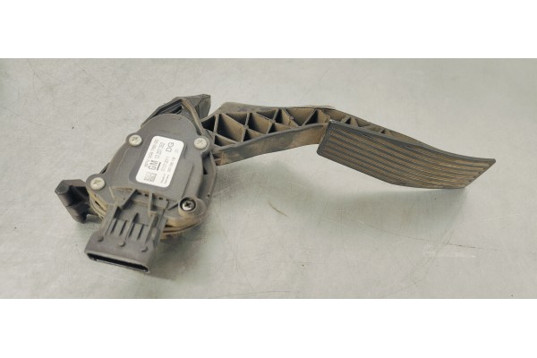 Recambio de pedal acelerador para opel insignia berlina 2.0cdti 130 fap referencia OEM IAM 13237352  