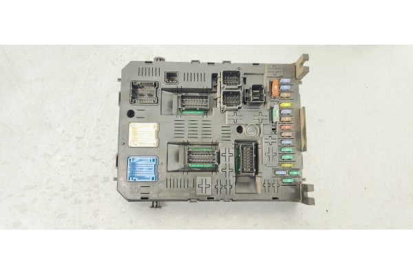 Recambio de caja reles / fusibles para peugeot partner kombi 1.6 hdi 90 fap referencia OEM IAM 9678477080  