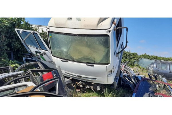 nissan atleon del año 2003