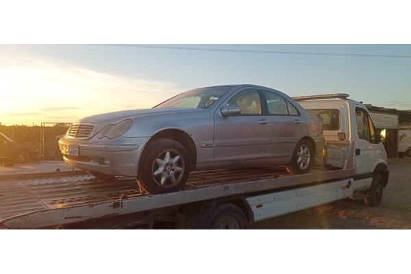 mercedes-benz clase c (w203) berlina del año 2004