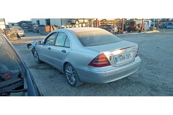 mercedes-benz clase c (w203) berlina del año 2004