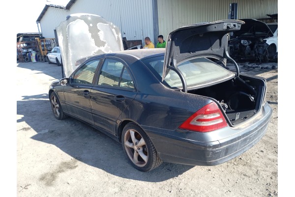 mercedes-benz clase c (w203) berlina del año 2004