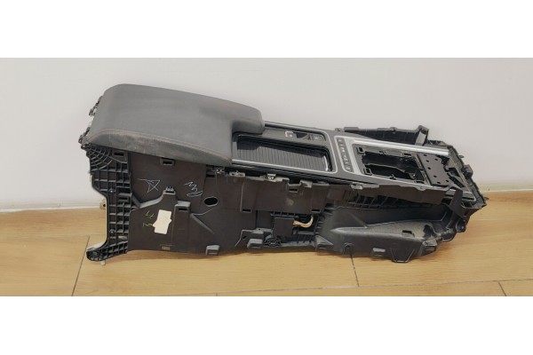 Recambio de apoyabrazos central para jaguar f-pace 2.0 diesel cat referencia OEM IAM 610582  