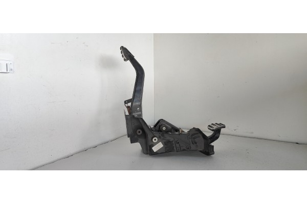 Recambio de pedal embrague para mercedes-benz clase c (w203) berlina 1.8 cat referencia OEM IAM A2032908701  