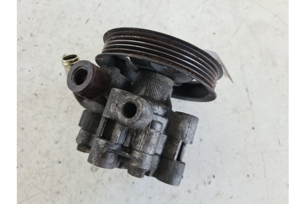 Recambio de bomba direccion para toyota avensis berlina (t25) 2.0 d-cat referencia OEM IAM 52020 U09 