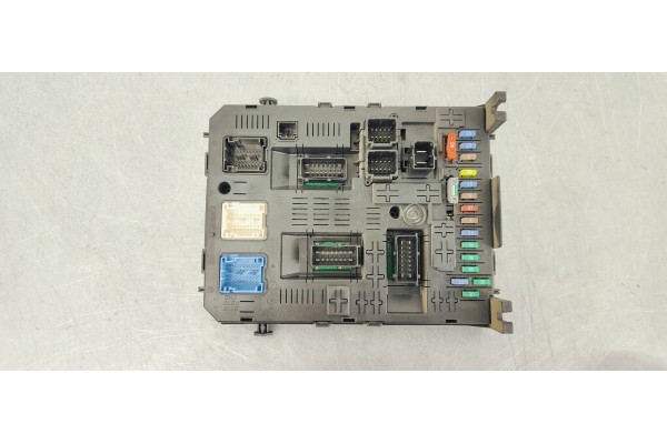 Recambio de caja reles / fusibles para peugeot 3008 1.6 hdi 112 fap referencia OEM IAM 281197595  