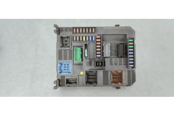 Recambio de caja reles / fusibles para peugeot 208 1.6 hdi 92 fap referencia OEM IAM 9678355880  