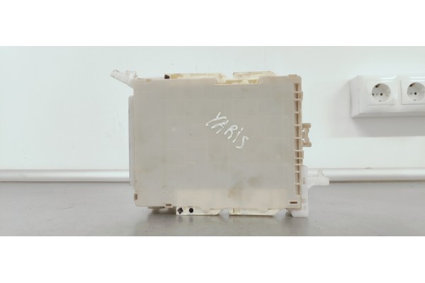 Recambio de caja reles / fusibles para toyota yaris 1.5 i 112 referencia OEM IAM 8273052K40  