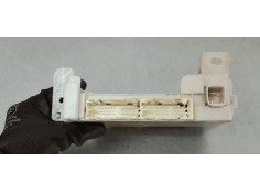 Recambio de caja reles / fusibles para toyota yaris 1.5 i 112 referencia OEM IAM 8273052K40  