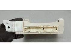 Recambio de caja reles / fusibles para toyota yaris 1.5 i 112 referencia OEM IAM 8273052K40  