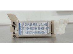 Recambio de caja reles / fusibles para toyota yaris 1.5 i 112 referencia OEM IAM 8273052K40  