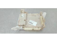 Recambio de caja reles / fusibles para toyota yaris 1.5 i 112 referencia OEM IAM 8273052K40  