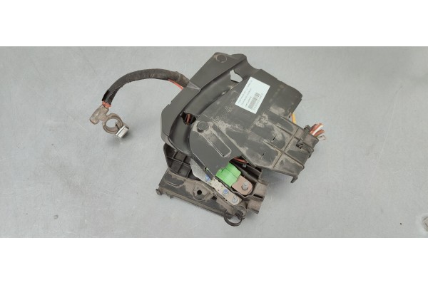 Recambio de caja reles / fusibles para ford focus lim. 1.0 i turbo 125 referencia OEM IAM AV6T14A067BC  