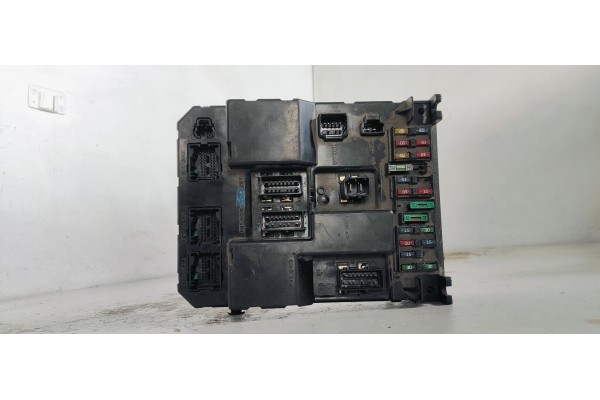 Recambio de caja reles / fusibles para peugeot 307 (s1) xr clim referencia OEM IAM 9651197780A  