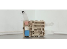 Recambio de caja reles / fusibles para toyota auris 1.4d4d 90 fap referencia OEM IAM 8273002J70A  